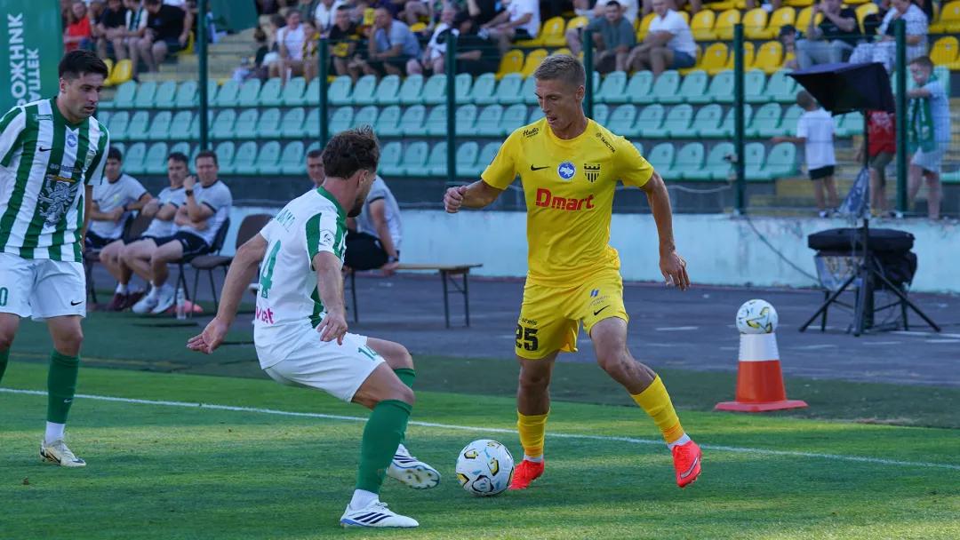 «Буковина» у видовищному поєдинку поступилася на виїзді «Карпатам»