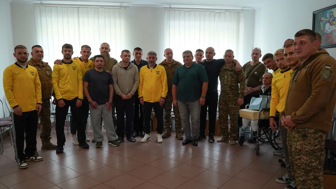 Зустріч із героями: представники «Буковини» відвідали військових, які проходять лікування та реабілітацію